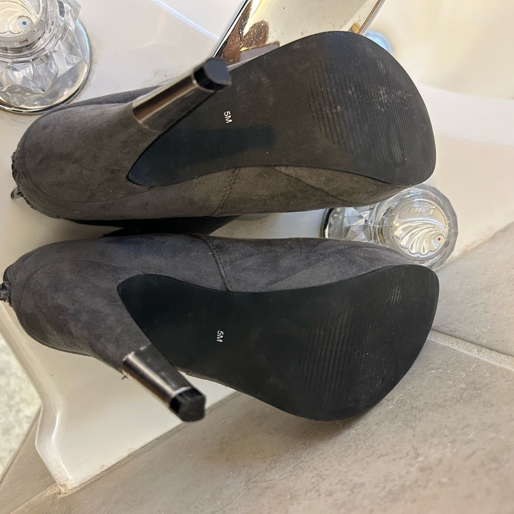 Size 5 guess booties never worn gray in color